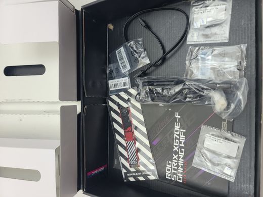 Материнська плата Asus ROG STRIX X670E-F Gaming Wi-Fi (sAM5, AMD X670, PCI-Ex16)