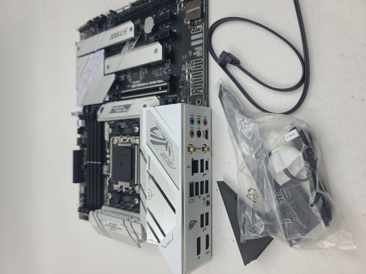 Материнська плата Asus ROG STRIX B650-A Gaming Wi-Fi (sAM5, AMD B650, PCI-Ex16)
