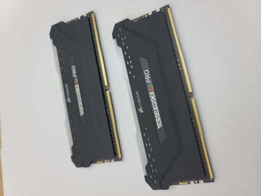 Оперативна пам'ять Corsair DDR4-3200 16384MB PC4-25600 (Kit of 2x8192) Vengeance RGB PRO Black