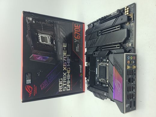 Материнська плата Asus ROG STRIX X670E-E Gaming Wi-Fi (sAM5, AMD X670, PCI-Ex16)
