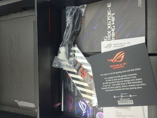 Материнська плата Asus ROG STRIX X670E-E Gaming Wi-Fi (sAM5, AMD X670, PCI-Ex16)